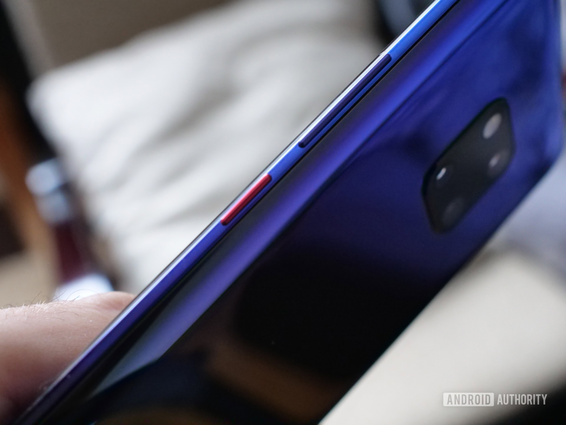 huawei mate 20 pro review power button volume rocker aa 31 the colored power button on the side of the huawei mate 20 pro twilight