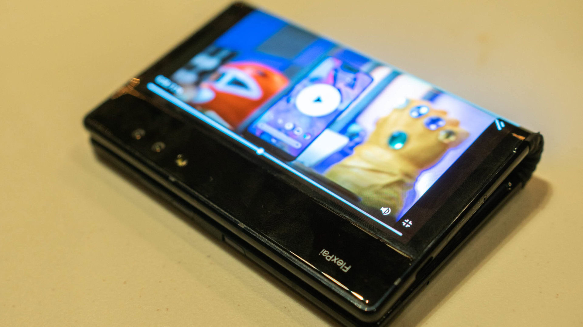 Royole FlexPai-18 royole flexpai foldable smartphone display