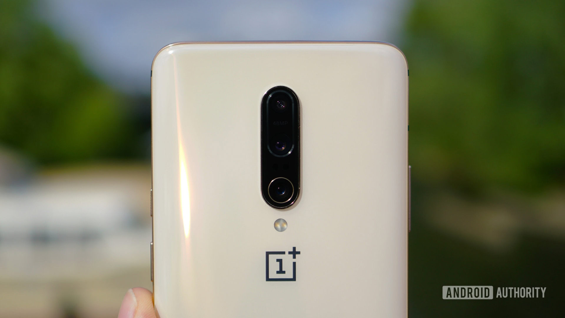 OnePlus 7 Pro almond color camera closeup OnePlus 7 Pro almond color camera closeup