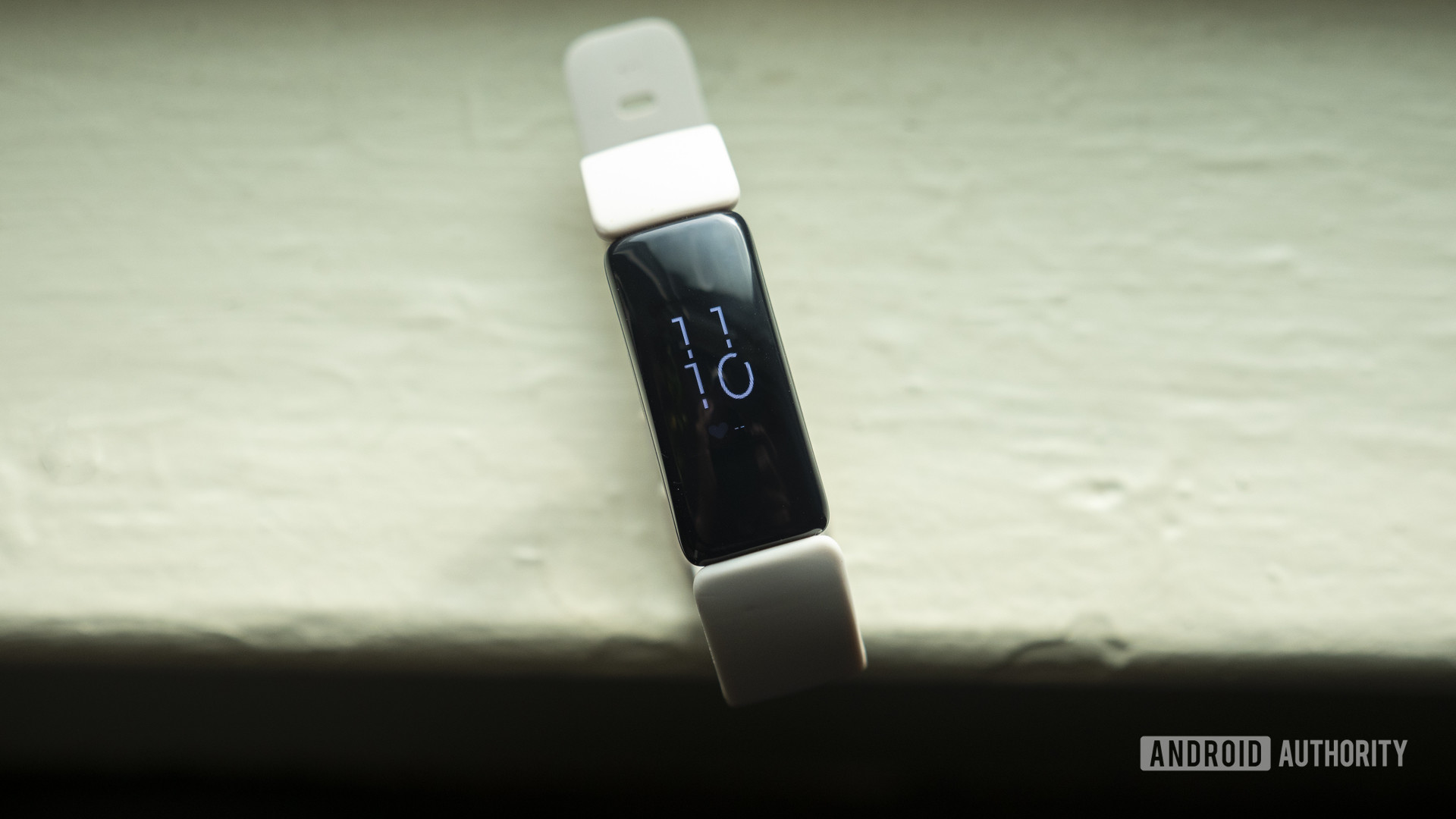 fitbit inspire 2 review fitness tracker display on table 1 fitbit inspire 2 review fitness tracker display on table 1