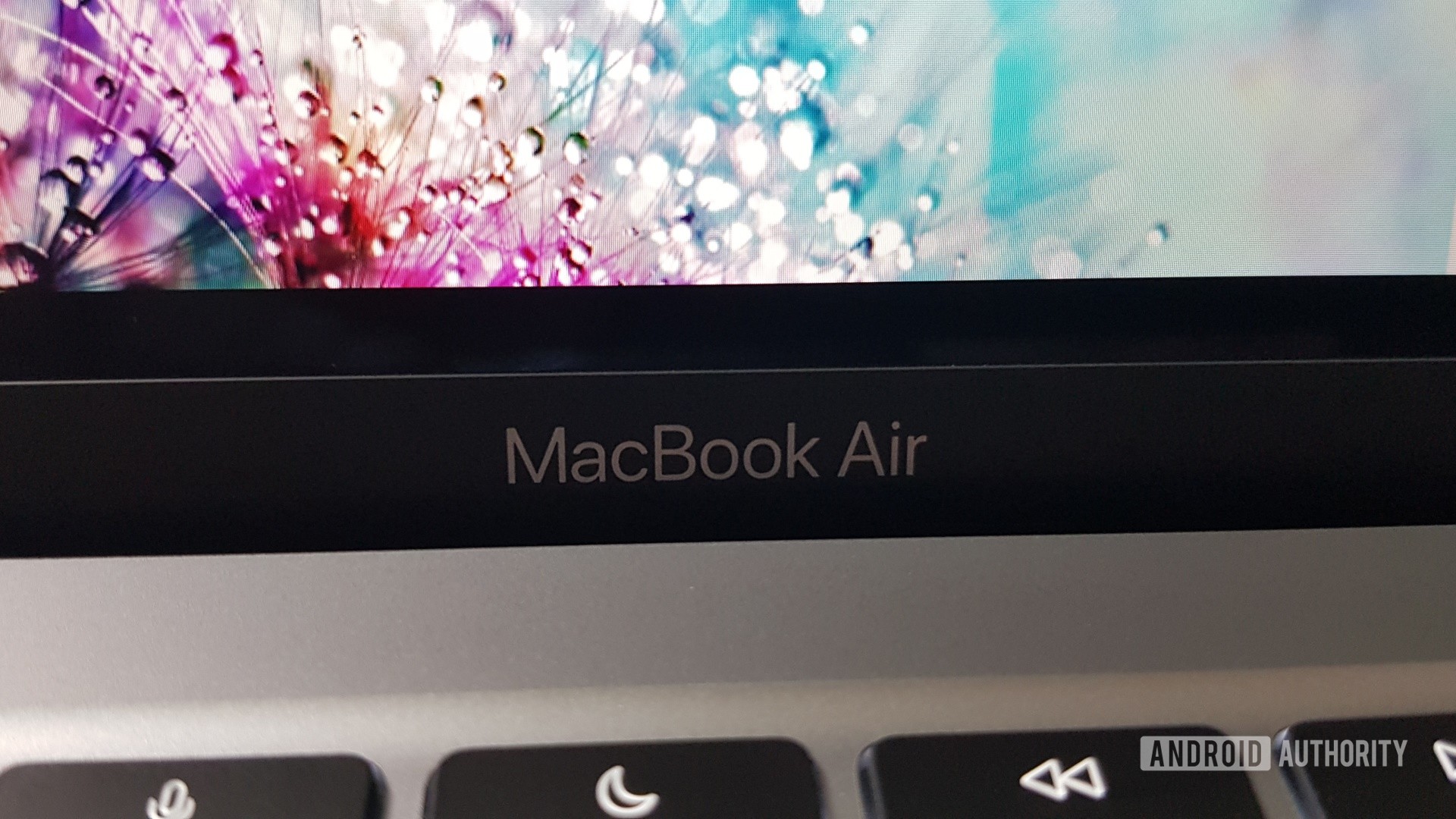 Apple MacBook M1 MBA text logo Apple MacBook M1 MBA text logo