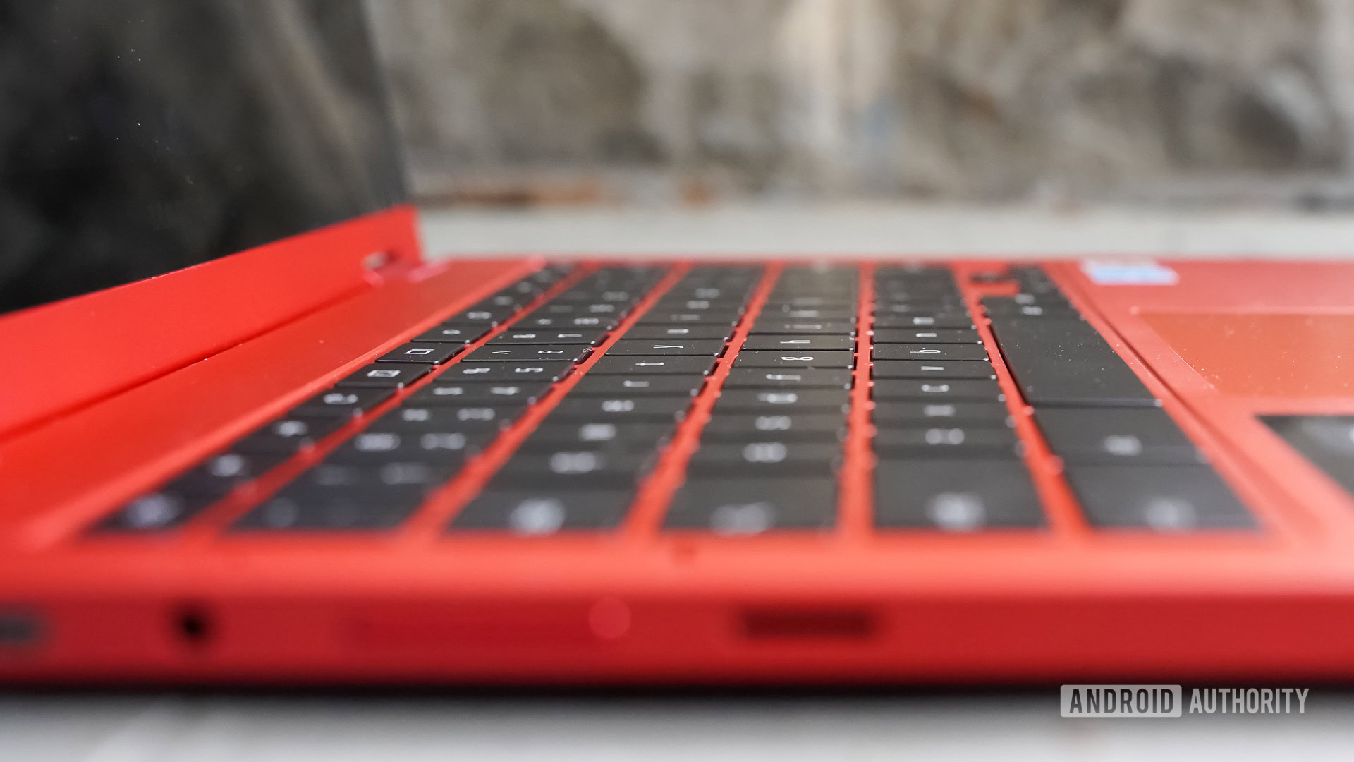 Samsung Galaxy Chromebook 2 left edge
