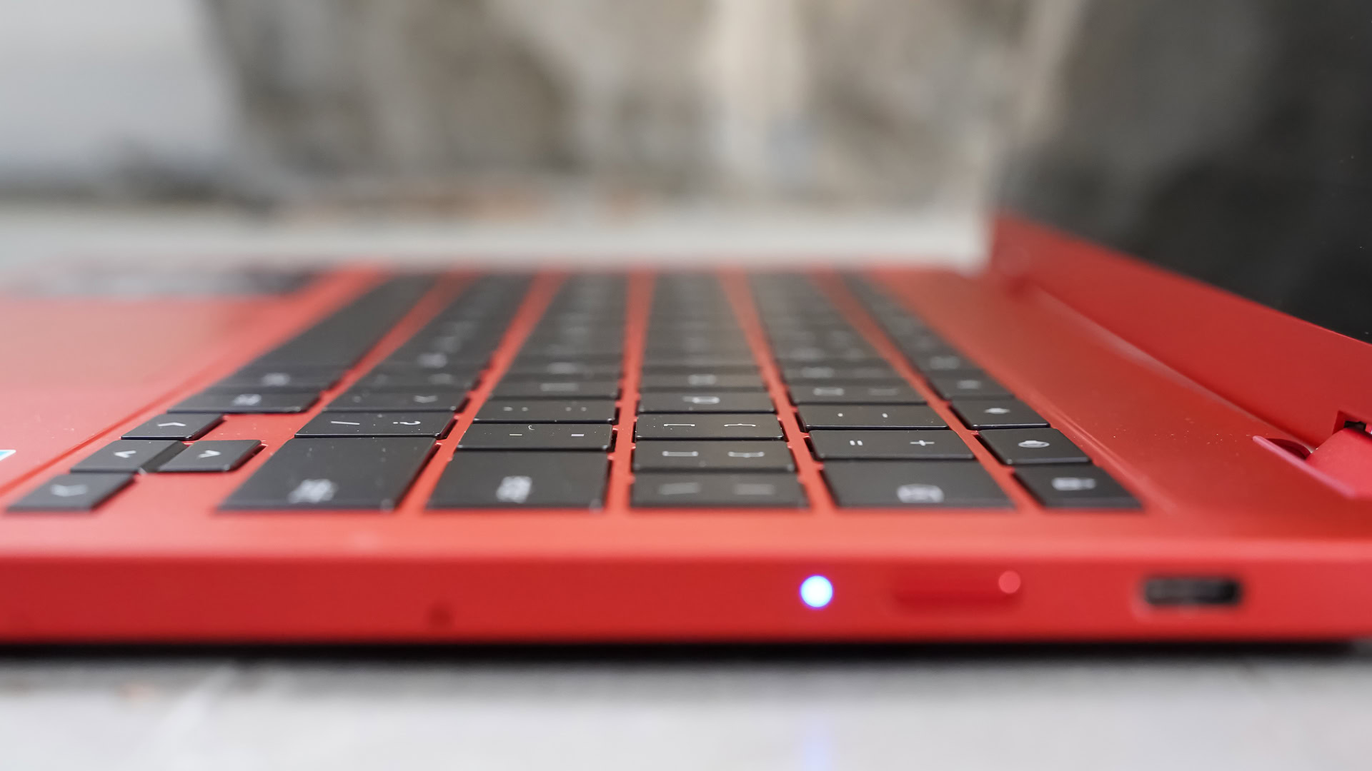 Samsung Galaxy Chromebook 2 right edge