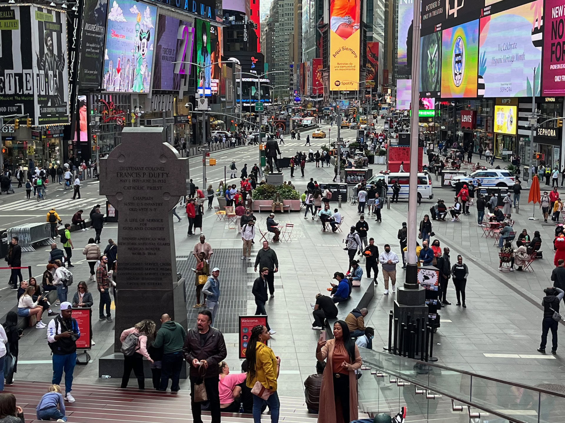 Apple iPhone 13 photo sample Times Square 2x