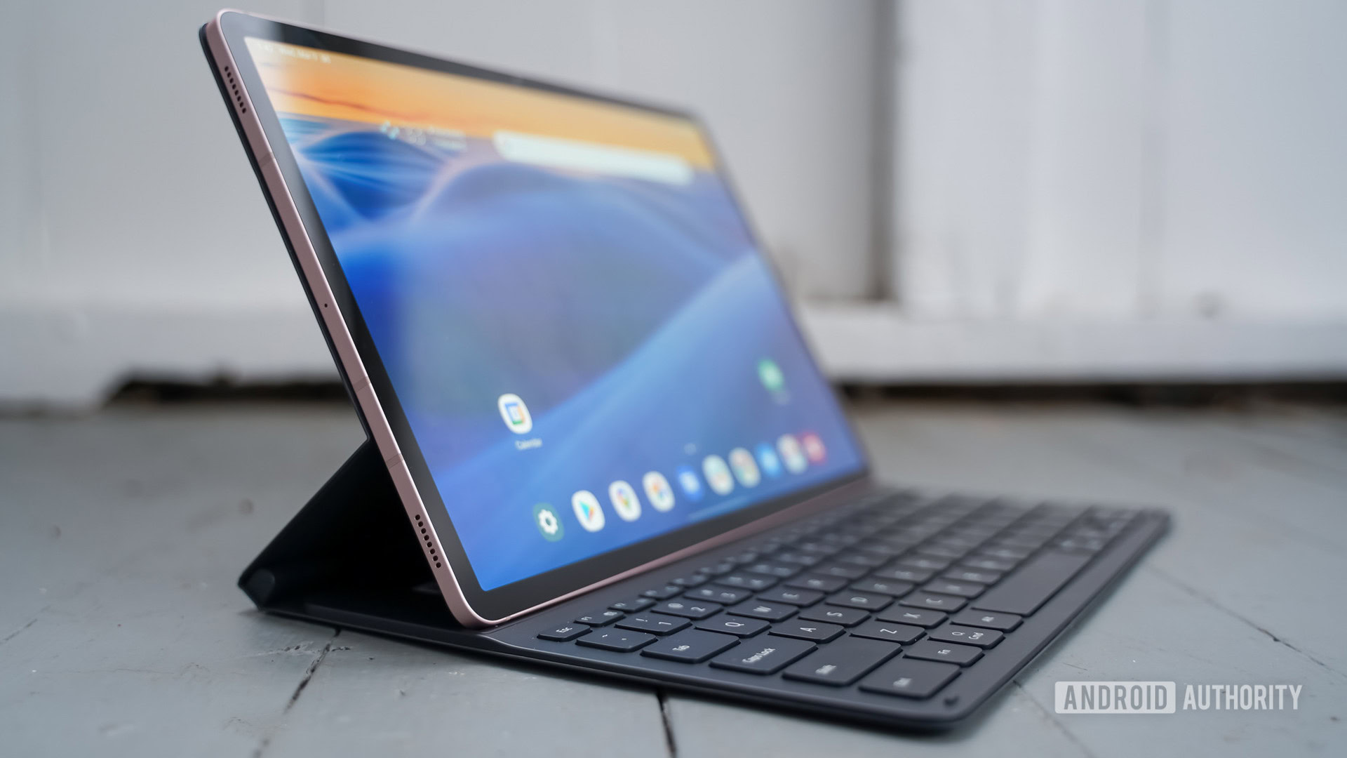 Samsung Galaxy Tab S8 Plus left profile with ketboard Samsung Galaxy Tab S8 Plus left profile with ketboard