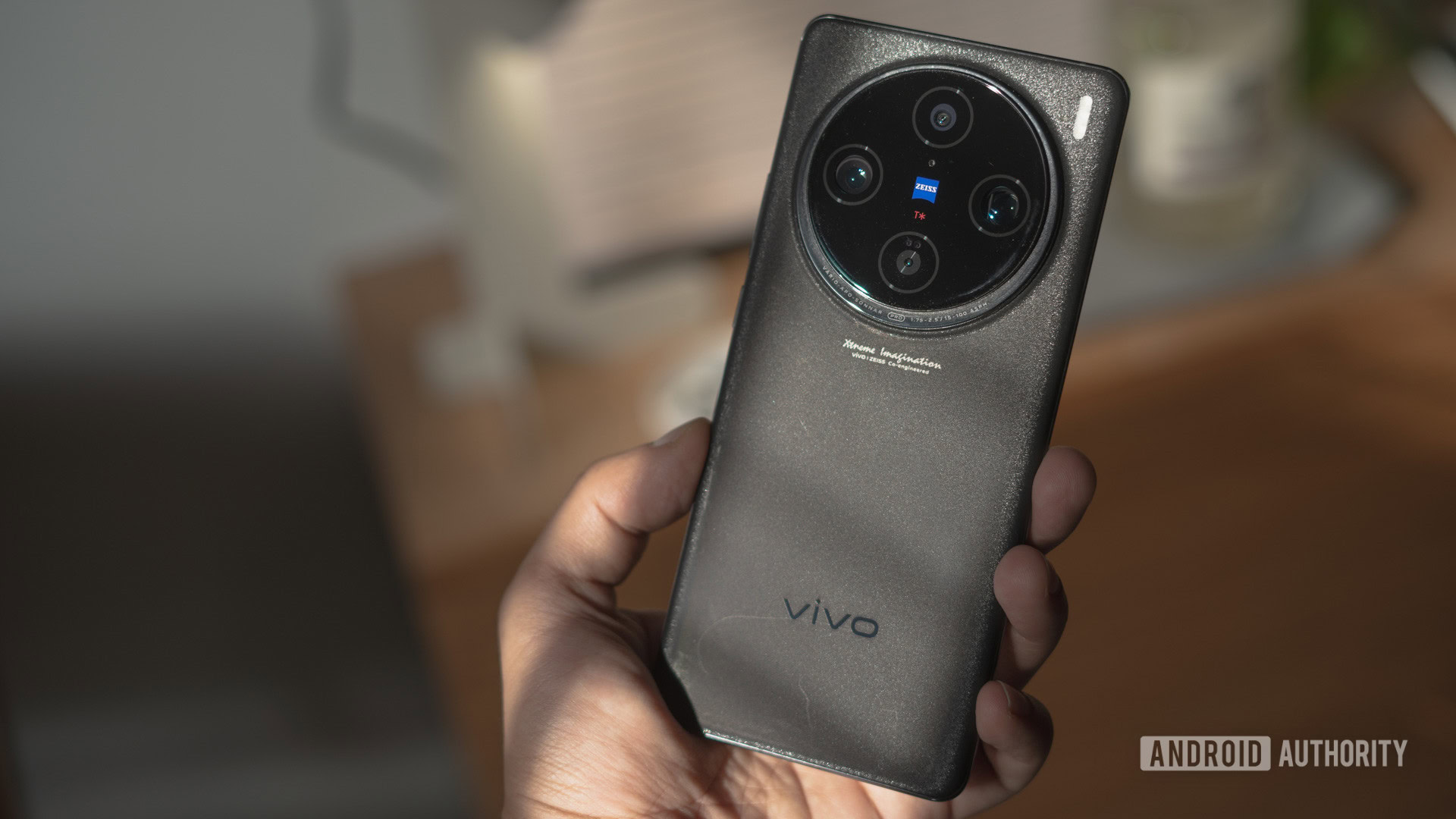 Vivo X100 Pro in hand Vivo X100 Pro in hand