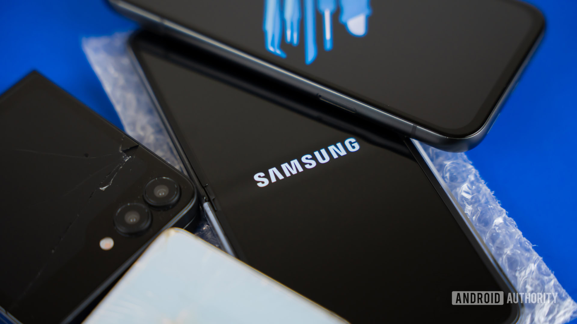 Samsung and iFixIt logos on smartphones (12) Samsung and iFixIt logos on smartphones (12)