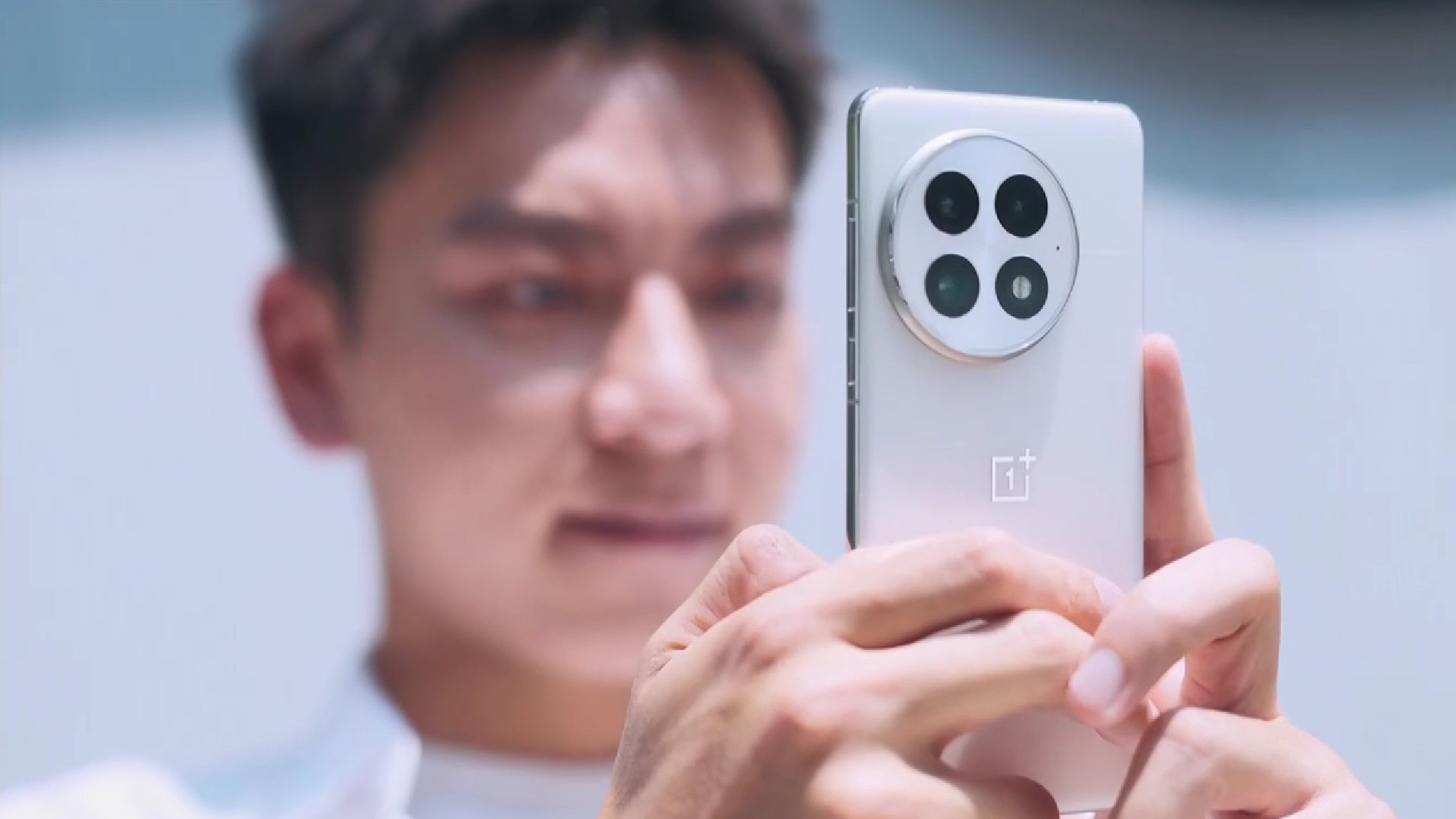 OnePlus 13 in hand OnePlus 13 in hand