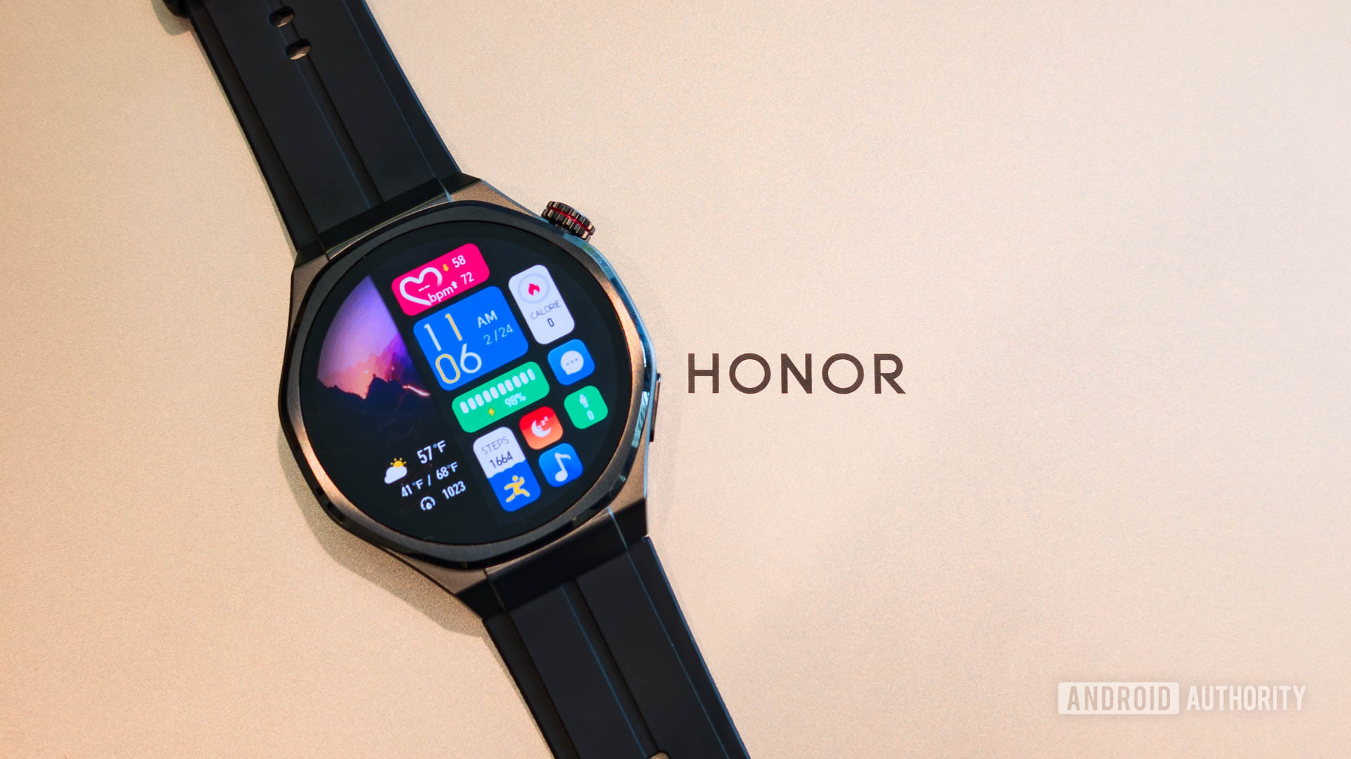 HONOR Watch 5 Ultra Next to HONOR Logo HONOR Watch 5 Ultra Next to HONOR Logo