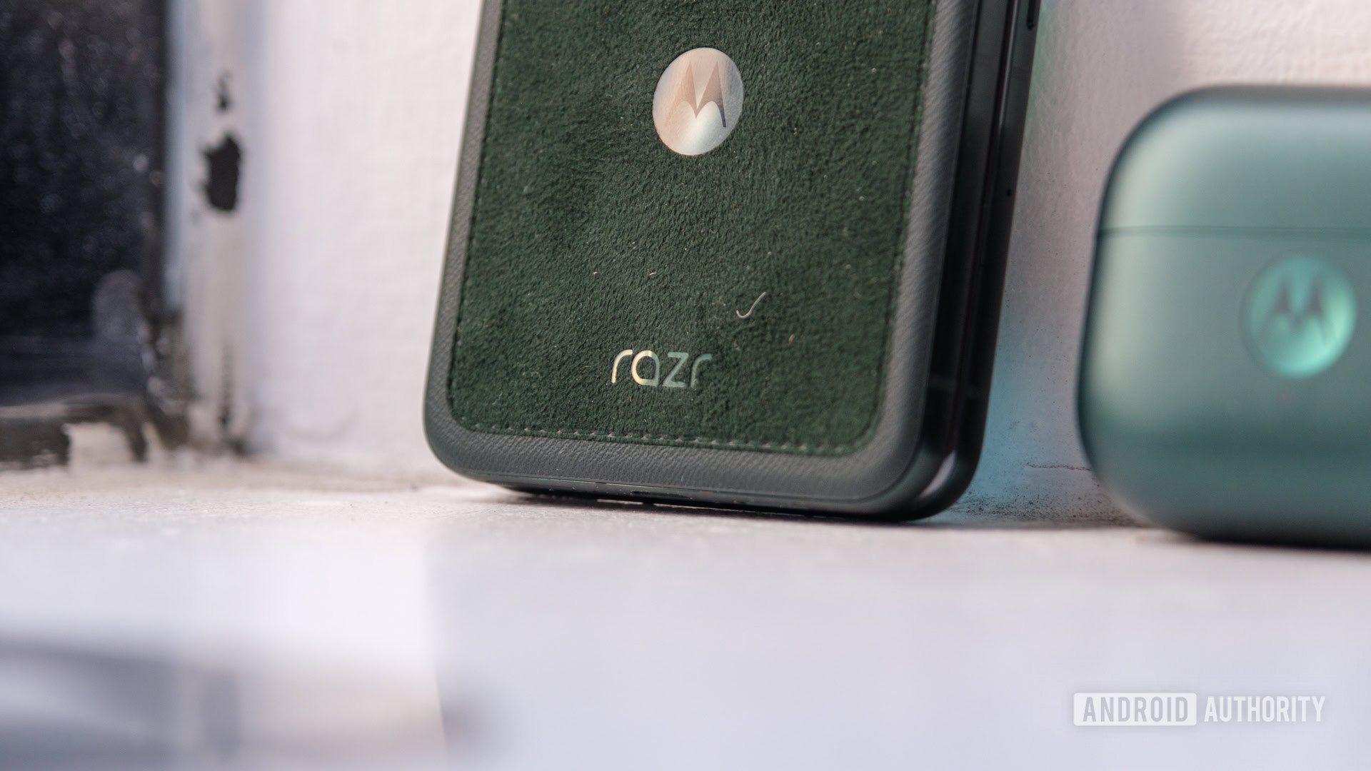 Motorola Razr Ultra logo on Alcantara version Motorola Razr Ultra logo on Alcantara version