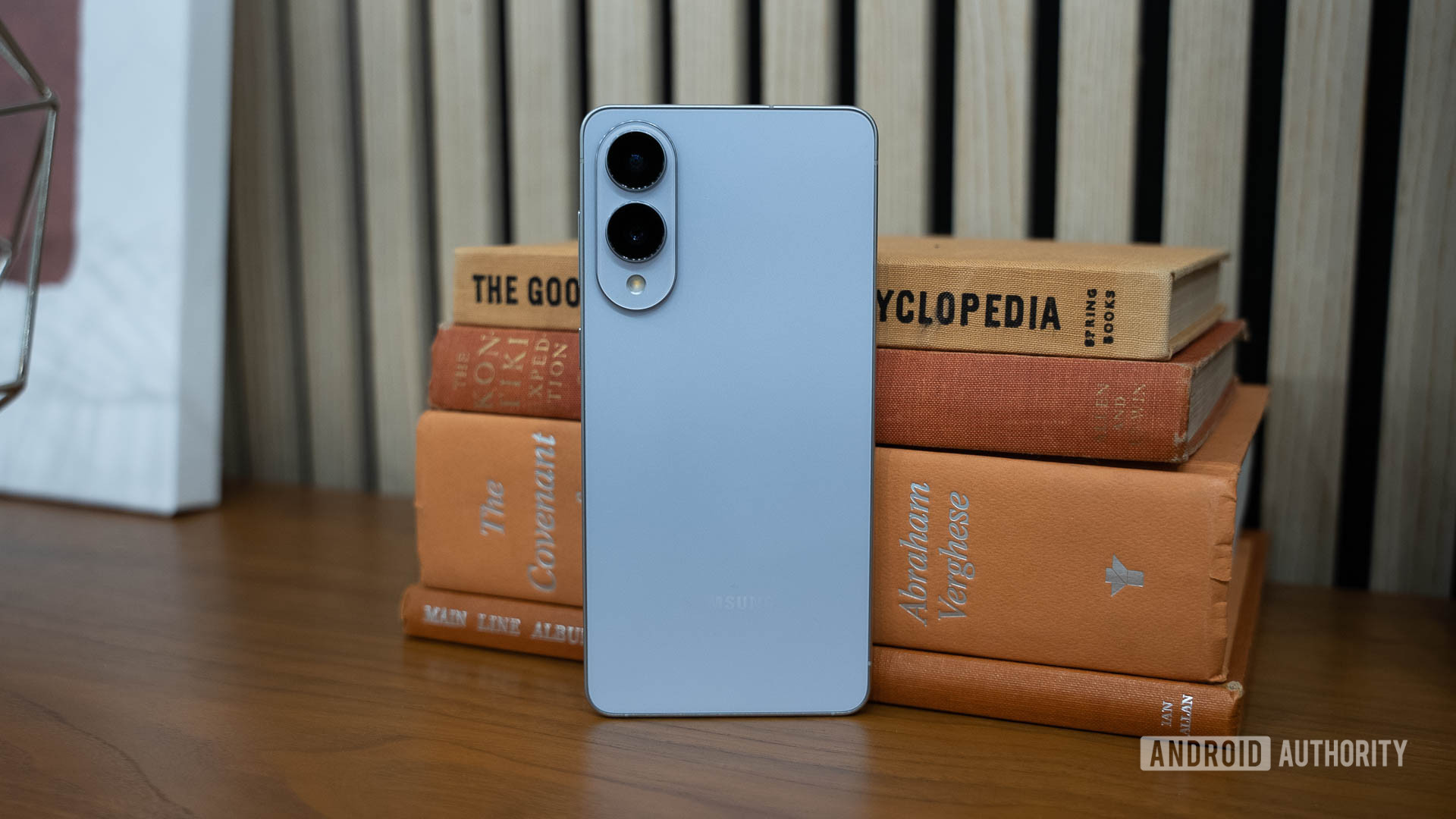 Samsung Galaxy S25 Edge Icyblue Against Books